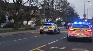 scene-de-crime-banlieue-nuit-lumineuse