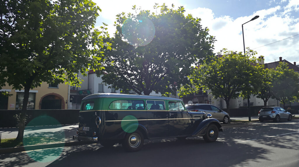 Ancienne_voiture_en_ville_claire