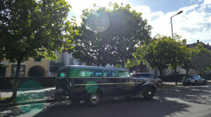 Ancienne_voiture_en_ville_claire