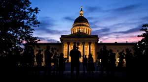 conf&eacute;rence_devant_b&acirc;timent_gouvernemental