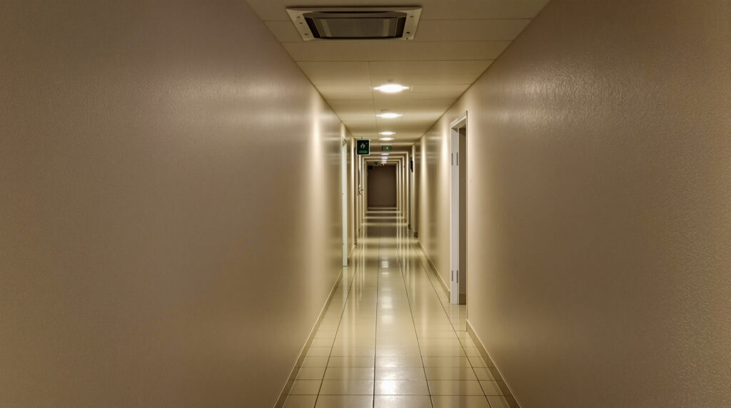couloir-clair-immeuble