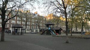 cour_&eacute;cole_parisienne_d&eacute;serte
