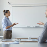 discussion_classe_enseignant_assistant