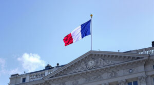 drapeau-tricolore-batiment-officiel-scene