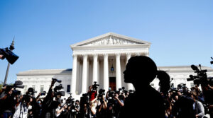Eurod&eacute;put&eacute;e-devant-Palais-Justice