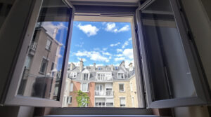 fen&ecirc;tre_ouverte_immeuble