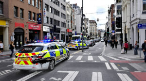 rue-lyonnaise-clocher-arriere-plan