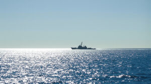 navire_militaires_mer_lumineuse