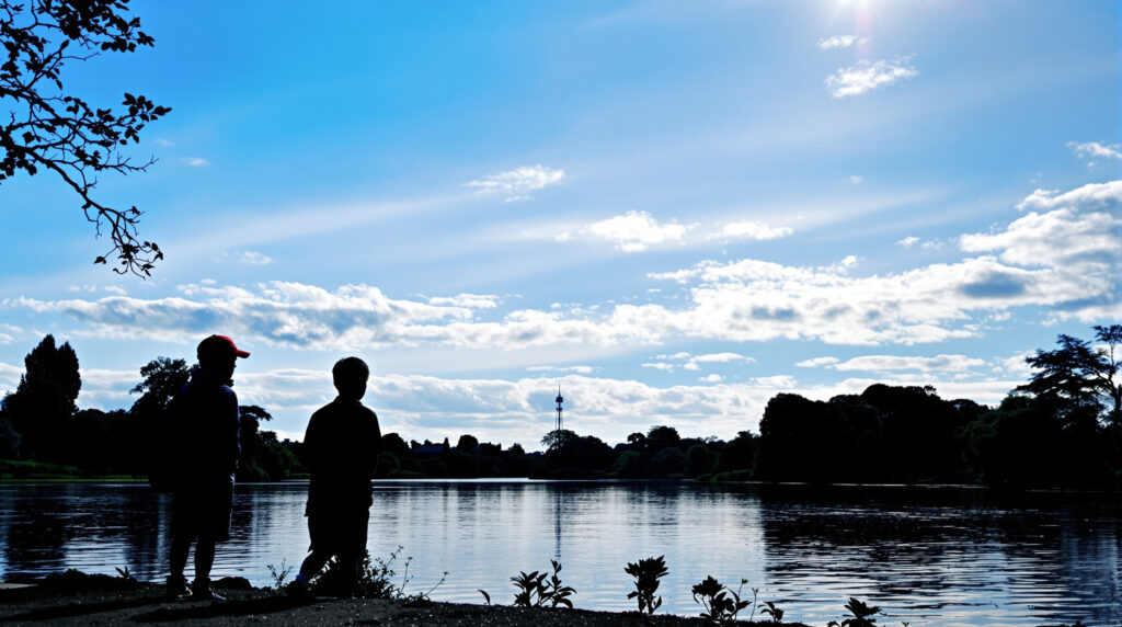 silhouette_rivière_ensoleillée