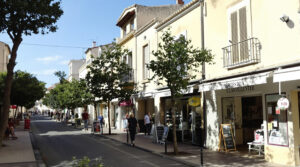 centre-ville-arles-rue-pietonne-soleil