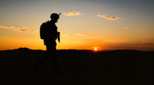 soldat_marche_coucher_soleil