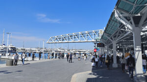 gare_banlieue_passants