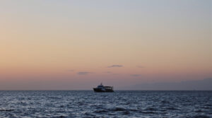 navire_detroit_crepuscule