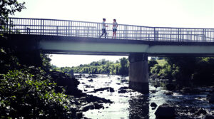 passerelle_rivi&egrave;re_silhouette