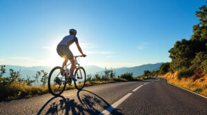Cycliste solitaire sur montagne