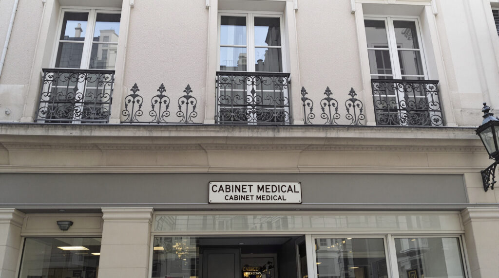 facade-medicale-parisienne-sans-visage