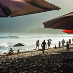 Plage_lumineuse_et_silhouettes