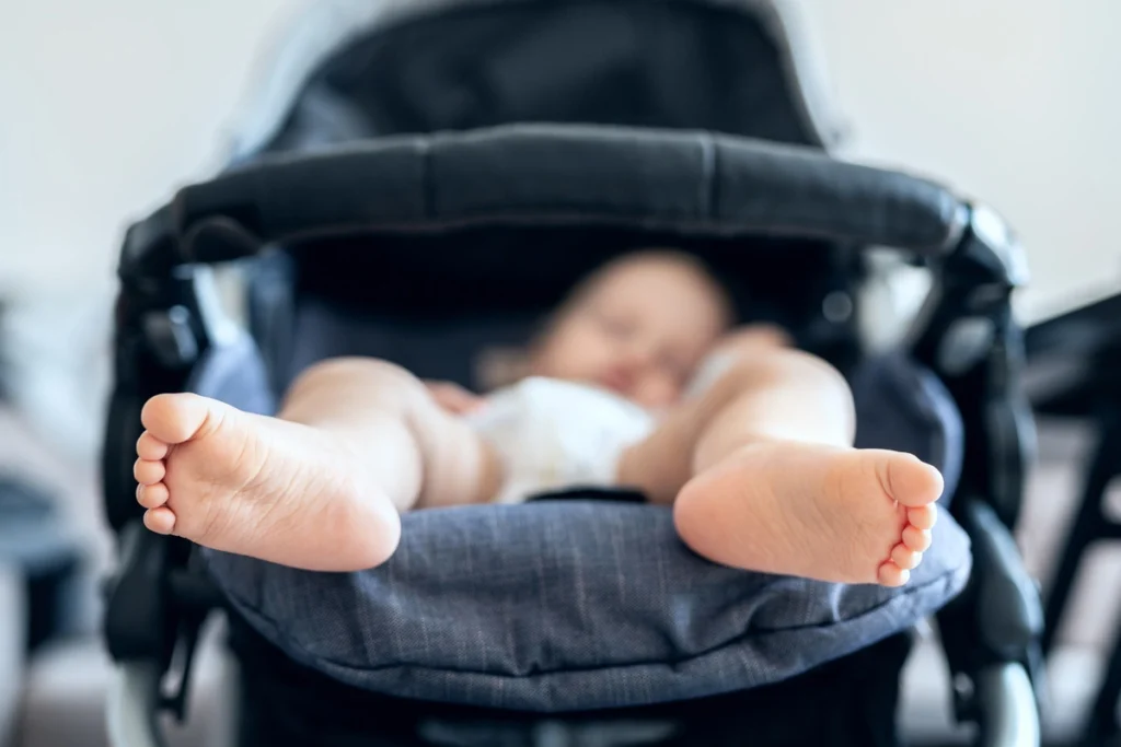 bébé dans une poussette