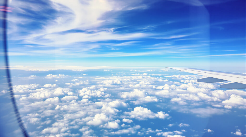 avion_en_vol_ciel_bleu