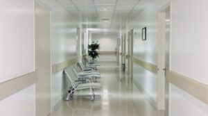 couloir_hopital_lumineux