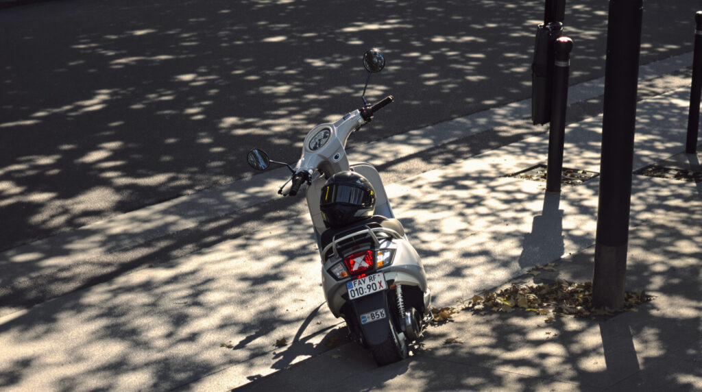 scooter_rue_parisienne