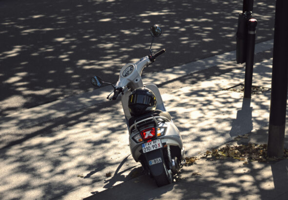scooter_rue_parisienne